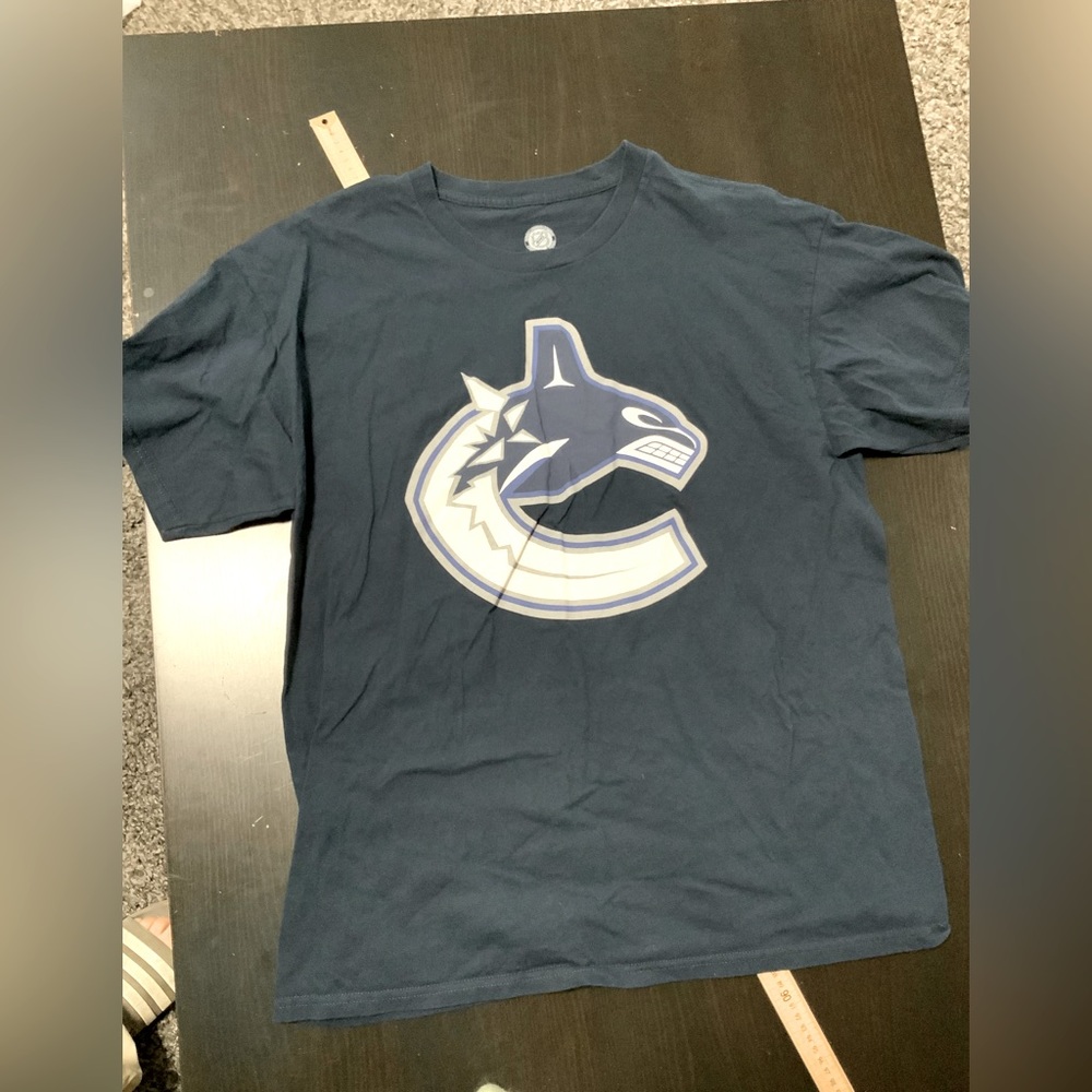 NHL Vancouver Canucks tshirt size xl